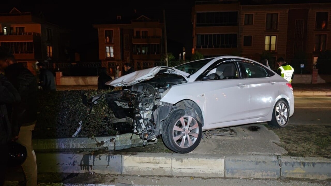 Bursa'nın İnegöl ilçesinde iki otomobilin çarpışması sonucu 4 kişi yaralandı.