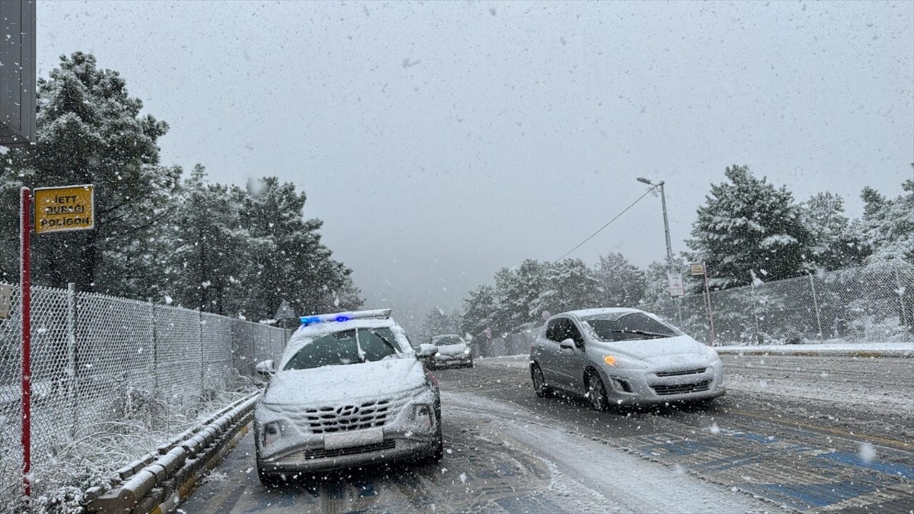 İstanbul'da bazı ilçelerin yüksek kesimlerinde kar yağışı başladı. Başta Kartal çevresi ve Aydos...