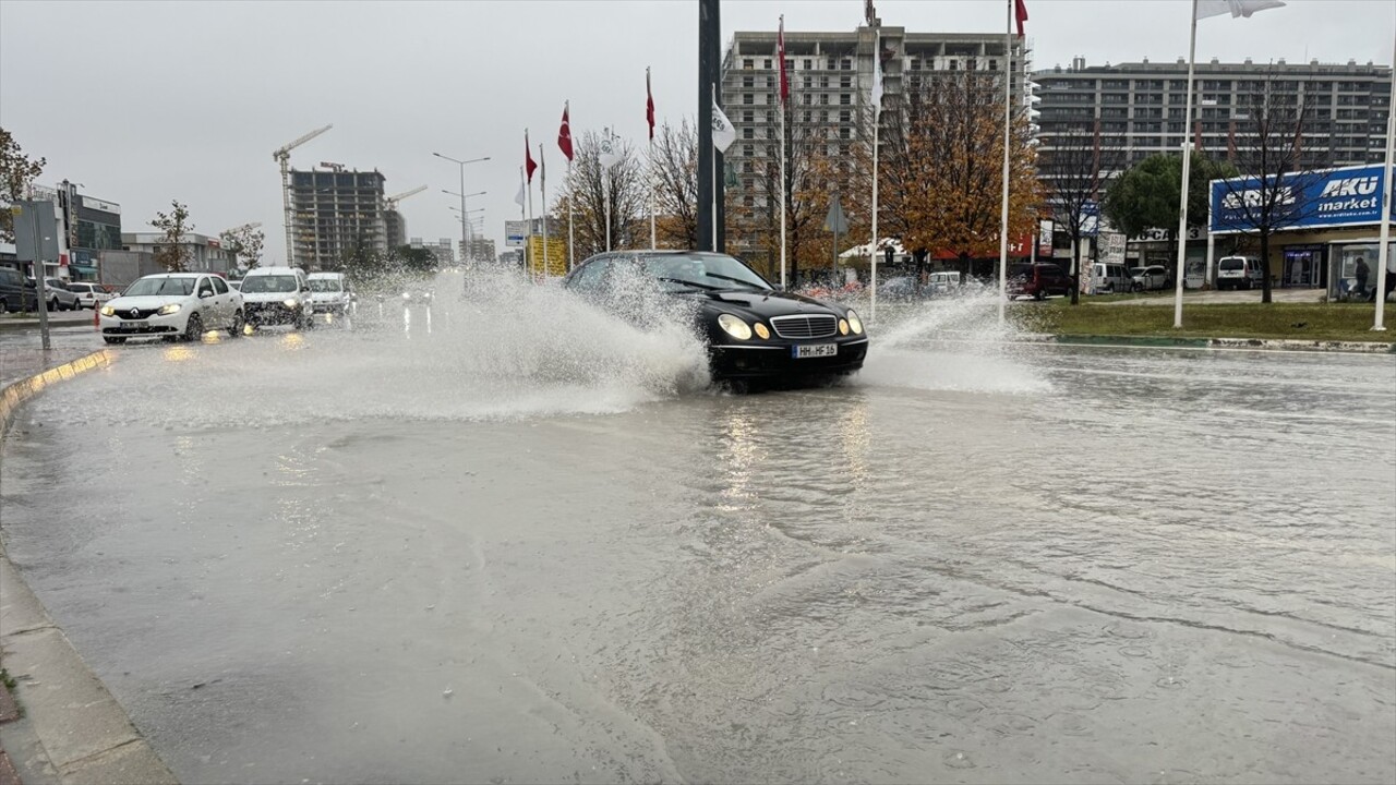  Bursa'da dün akşamdan bu yana devam eden lodosun ardından başlayan sağanak, yaşamı olumsuz...