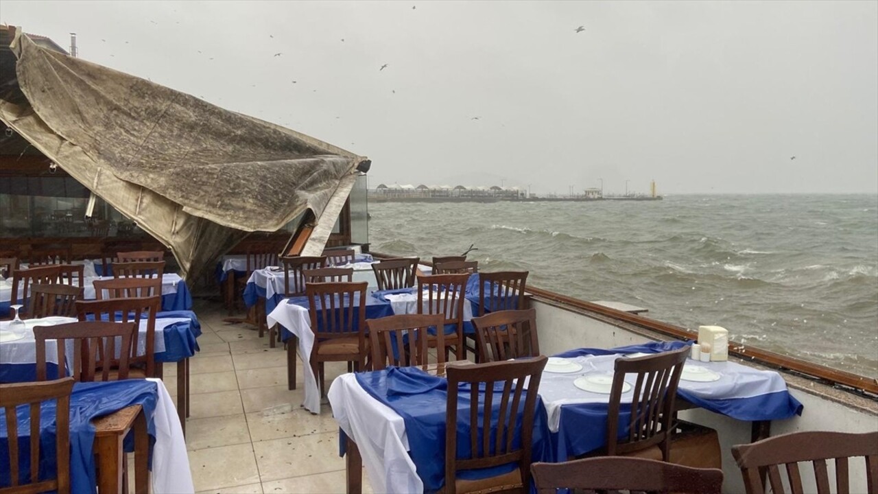 İstanbul'da etkili olan sağanak ve rüzgar ile kentin yüksek kesimlerindeki kar yağışı hayatı...