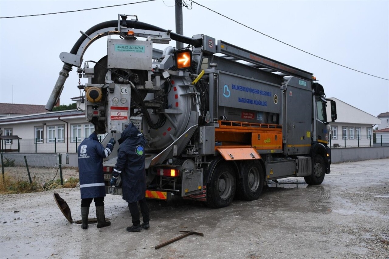 Balıkesir'de il genelindeki sağanak nedeniyle 20 ilçede 502 ihbara müdahale edildi.