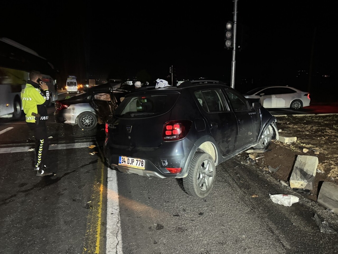 Şanlıurfa'da iki otomobilin çarpışması sonucu 1 kişi öldü, 6 kişi yaralandı.