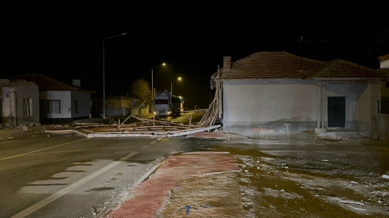 Aksaray'ın Eskil ilçesinde akşam saatlerinde kuvvetli yağış ve fırtına etkili oldu. İlçeye bağlı...