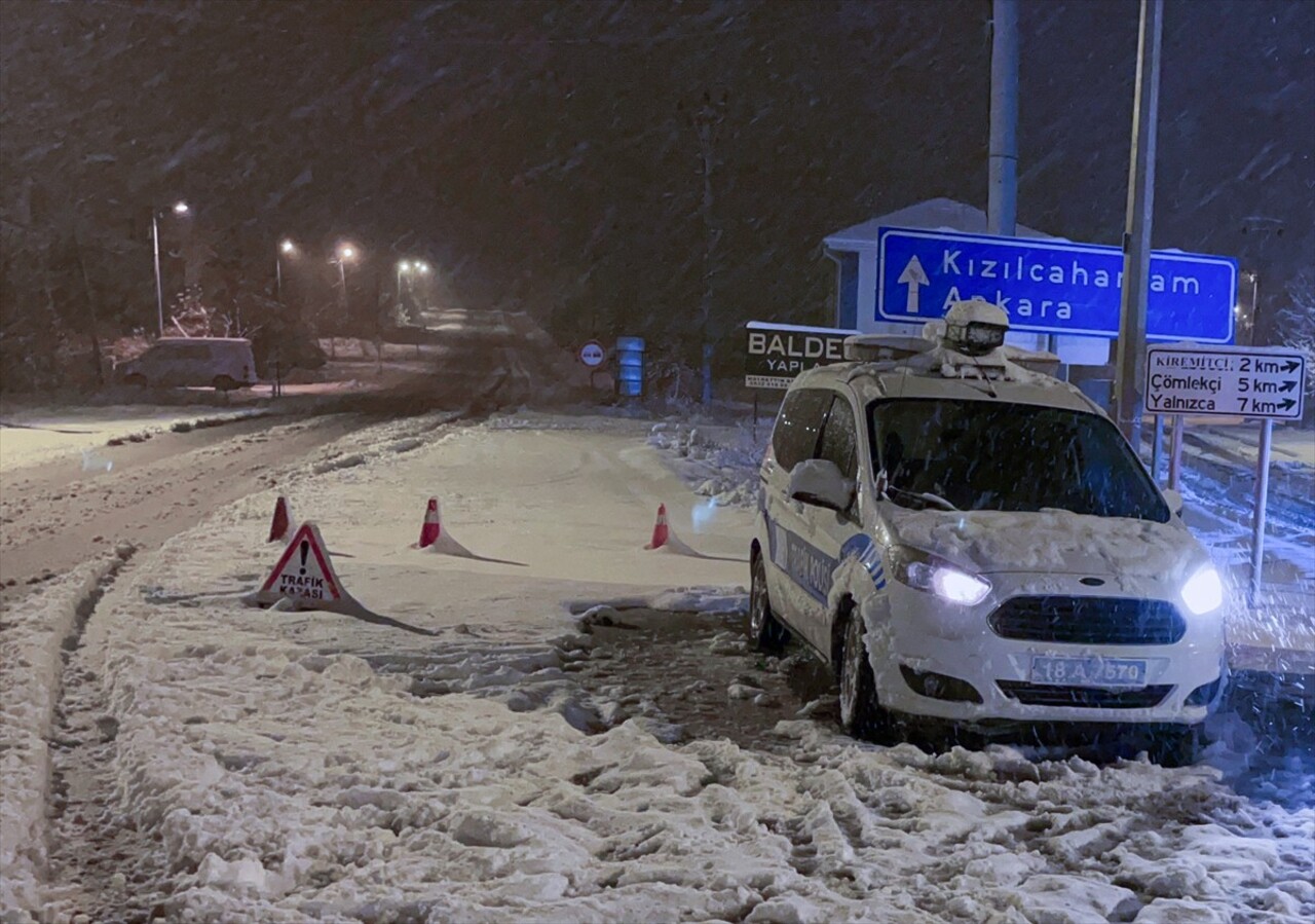 İl genelinde etkili olan soğuk havayla birlikte akşam saatlerinde kar yağışı başladı, kentin bazı...