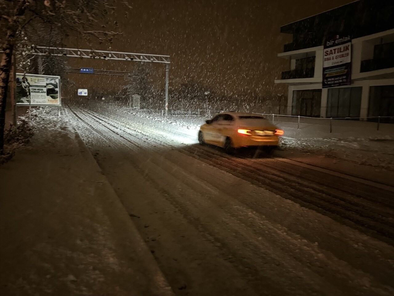 Düzce'de etkisini artıran kar yağışı sürücülere zor anlar yaşatıyor. Kentte akşam saatlerinde...