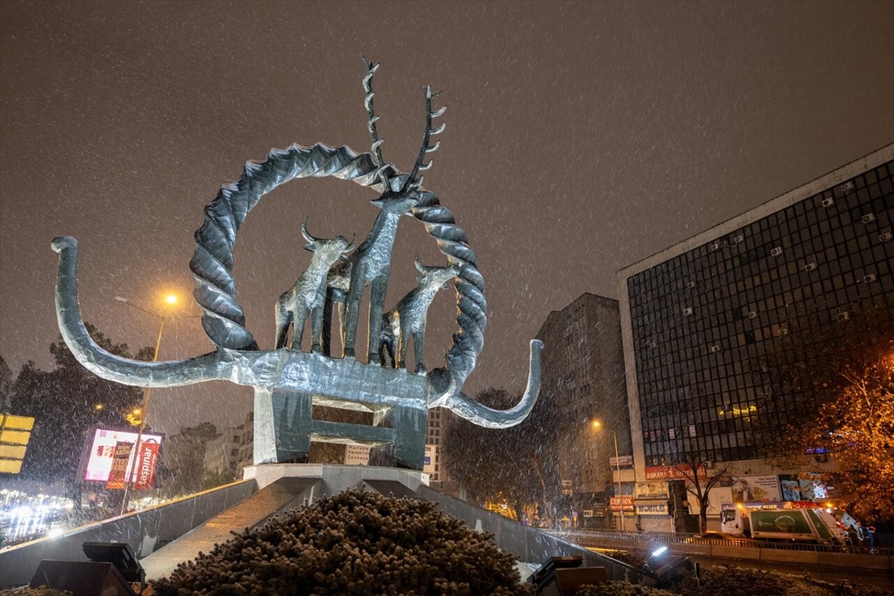 Ankara, zaman zaman etkisini artıran kar yağışı sebebiyle beyaz örtüyle kaplandı. Kent merkezini...