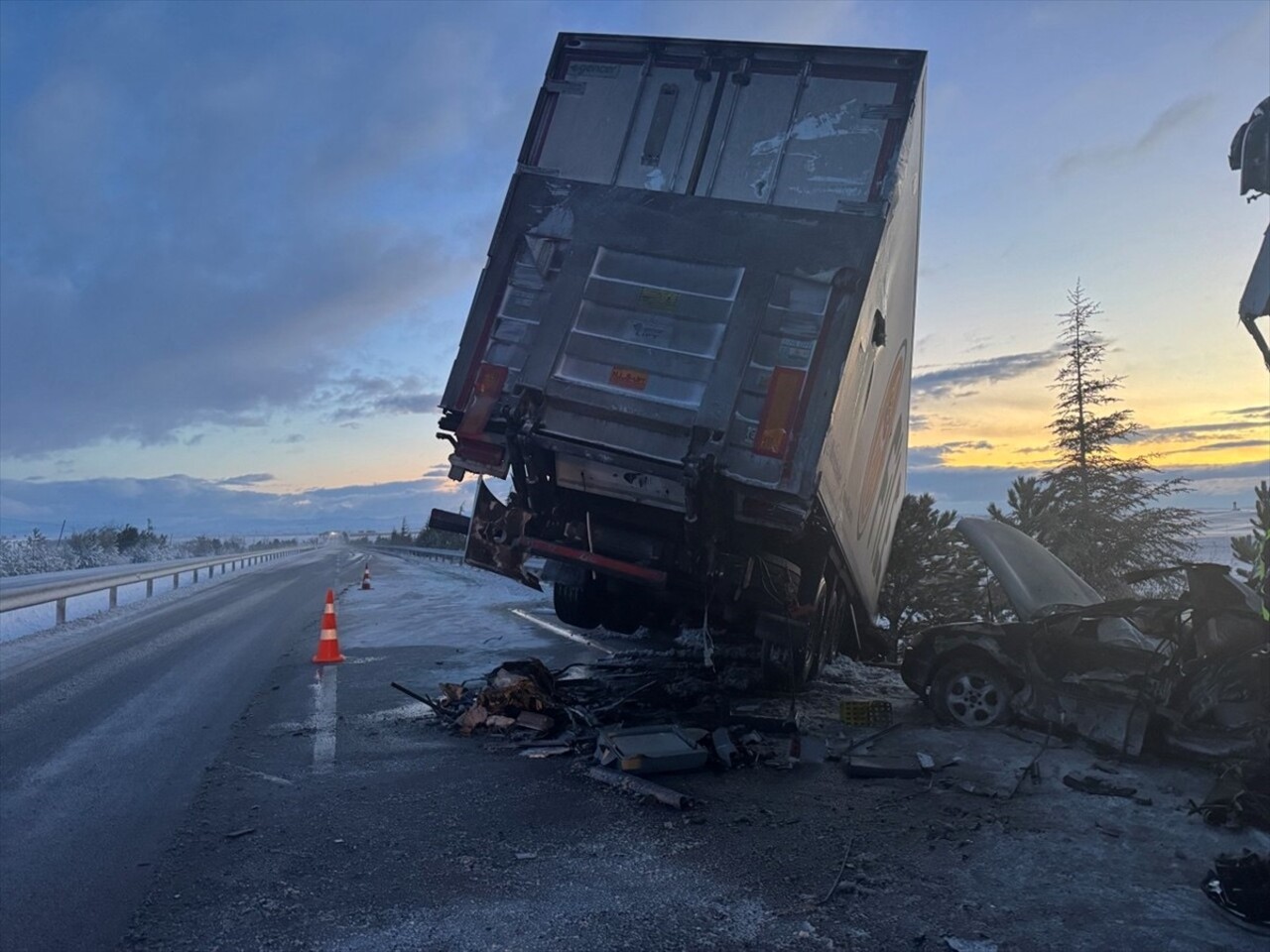 Afyonkarahisar'ın Emirdağ ilçesinde biri yolcu otobüsü 3 aracın karıştığı trafik kazasında 30 kişi...