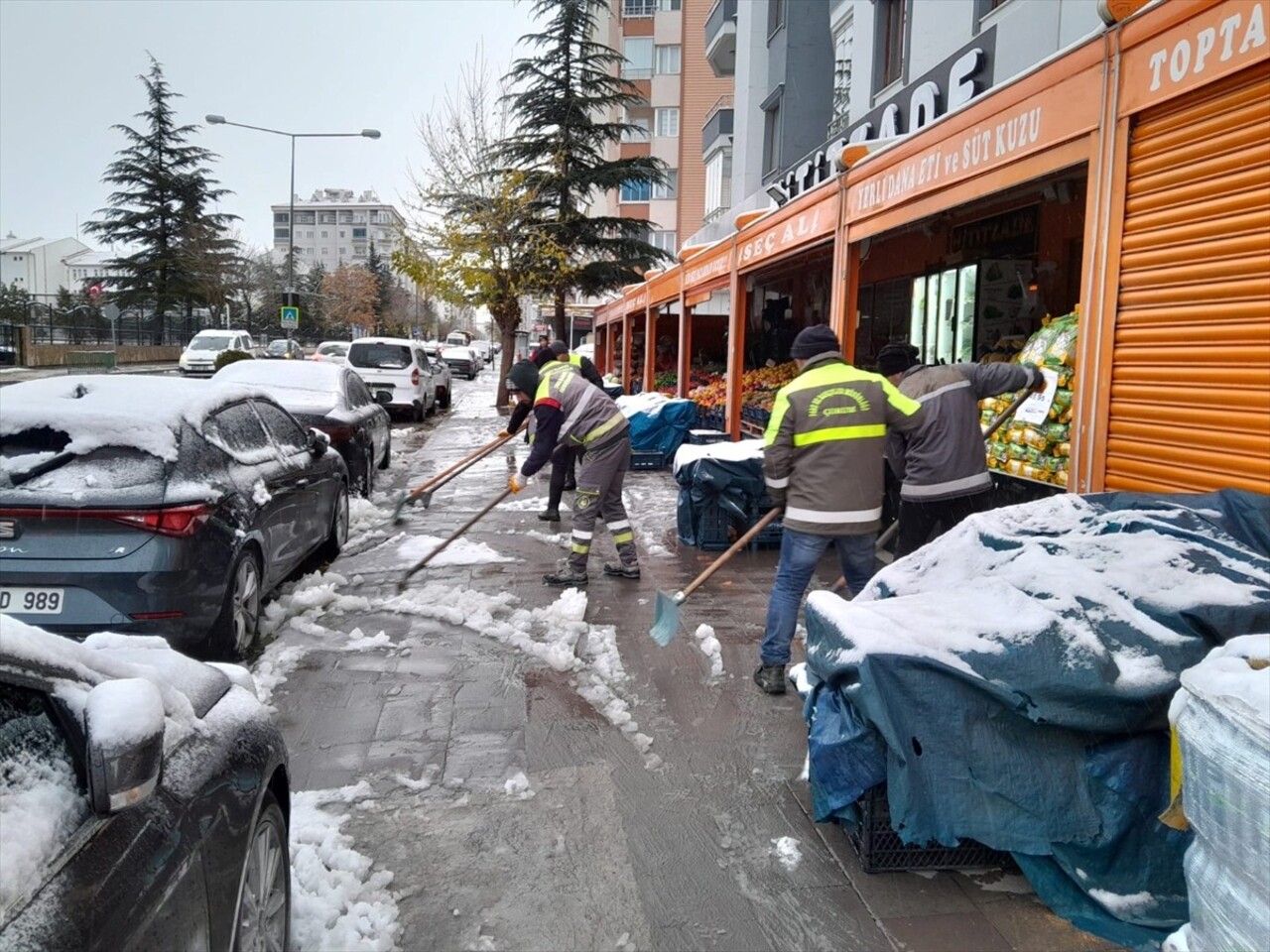 Çorum'da gece saatlerinde kar etkili oldu. Çorum Belediyesi ekipleri kar nedeniyle olumsuzluk...