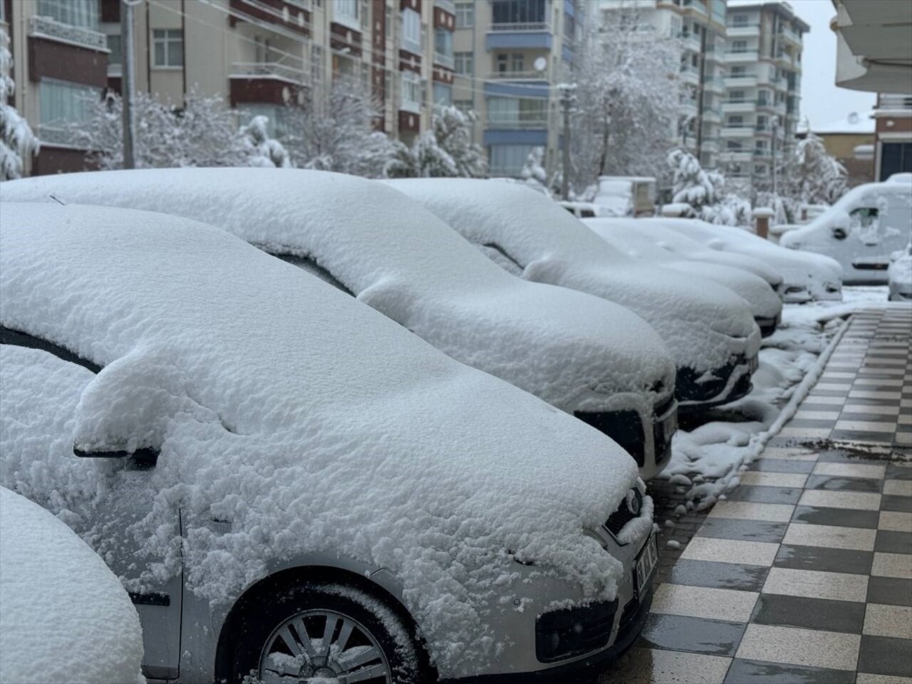 Aksaray'da akşam saatlerinden itibaren başlayan karın ardından kent merkezindeki park ve bahçeler...