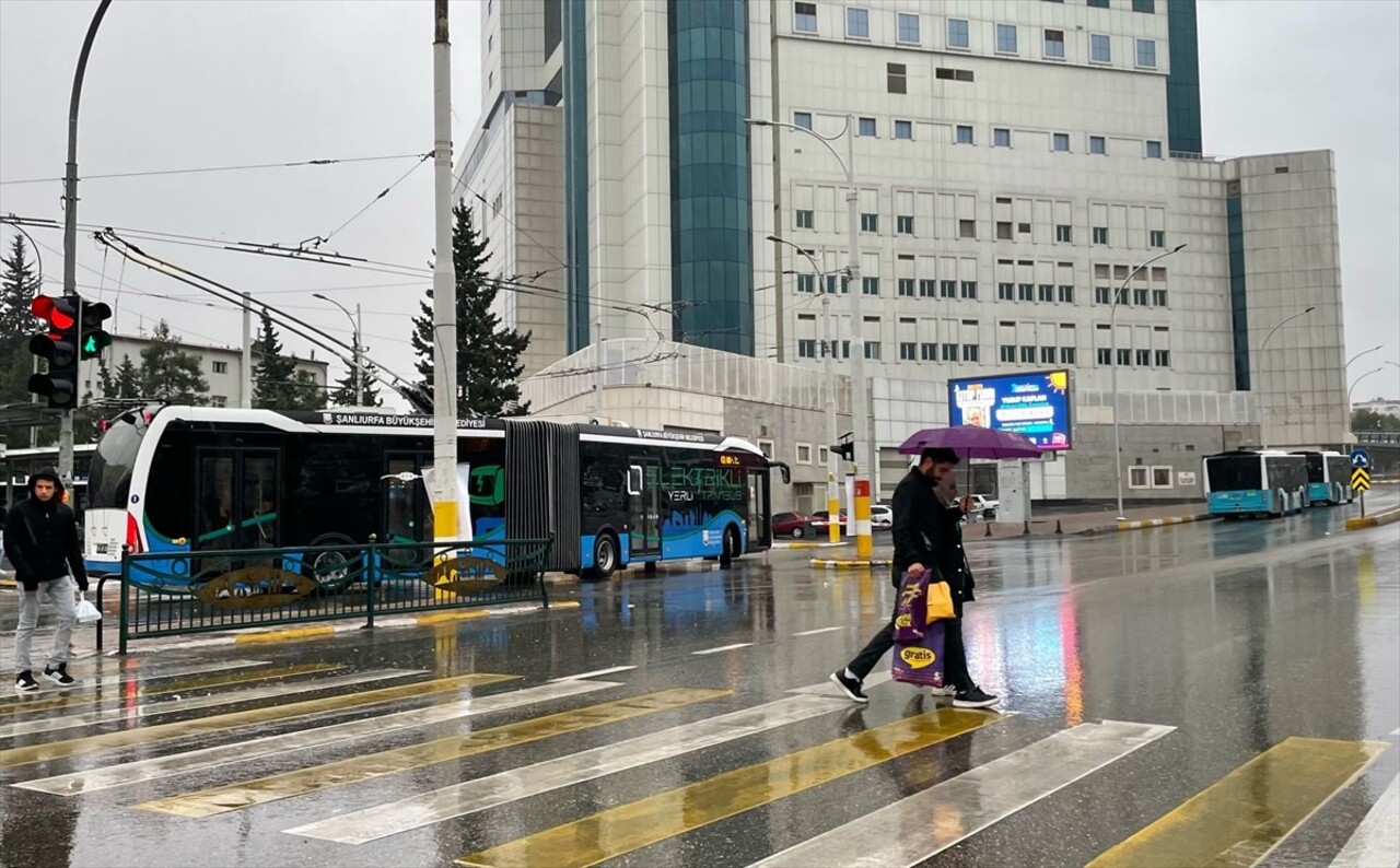 Şanlıurfa'da öğle saatlerinde başlayan yağış etkisini sürdürdü.