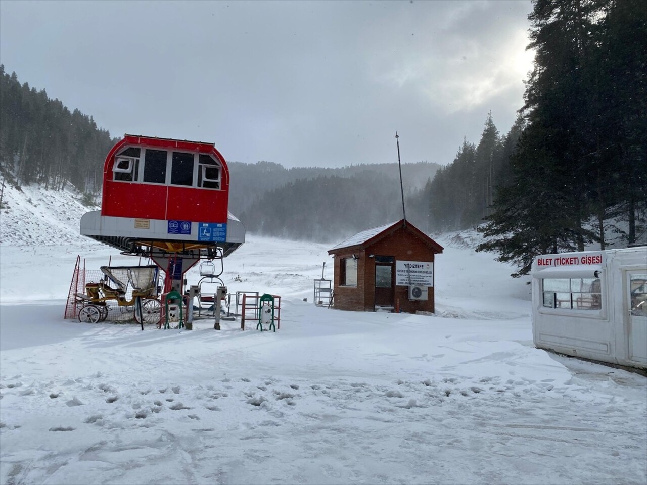 Çankırı-Kastamonu sınırındaki Ilgaz Dağı eteklerindeki Yıldıztepe Kayak Merkezi'nde etkili olmaya...