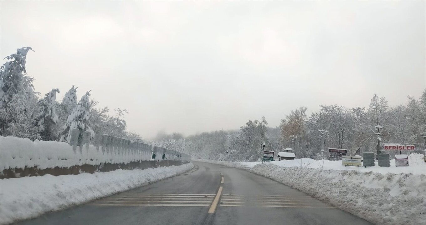 Yoğun kar yağışı ve kazalar nedeniyle çift yönlü trafiğe kapatılan Bolu Dağı geçişinde, ulaşım...