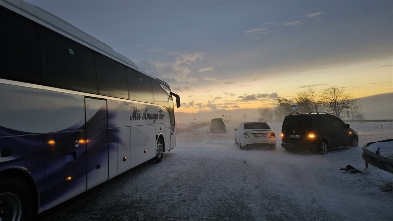 Çorum-Samsun kara yolu 34 ve 36'ncı kilometrelerinde meydana gelen 2 ayrı zincirleme trafik...