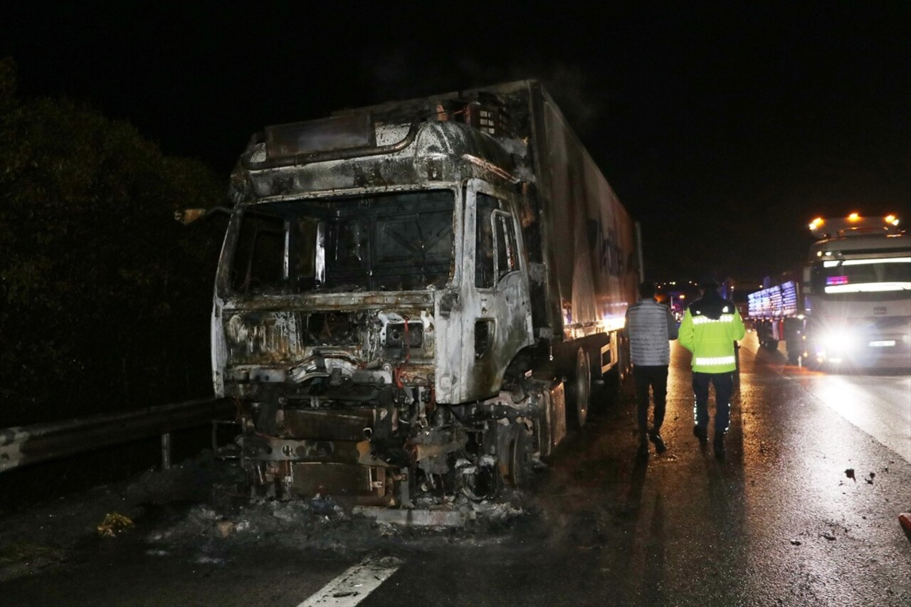 Anadolu Otoyolu'nun Kocaeli geçişinde muz yüklü tırda çıkan yangın söndürüldü.