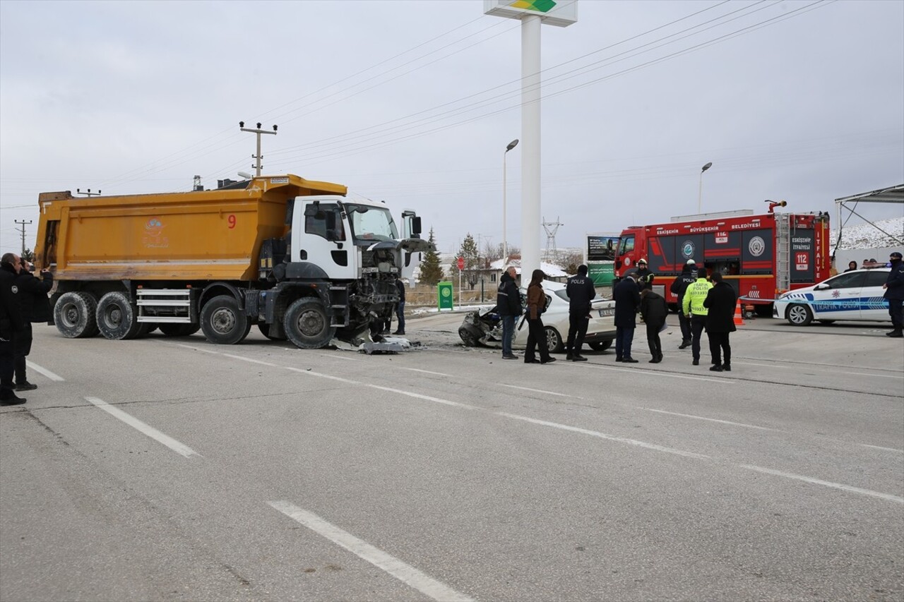 Eskişehir'in Seyitgazi ilçesinde hafriyat kamyonuyla çarpışan otomobilin sürücüsü hayatını...