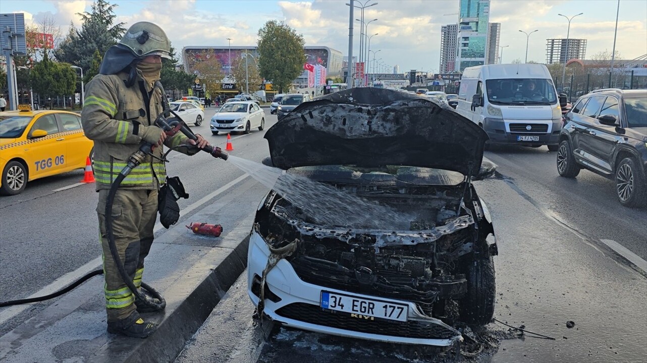 Beylikdüzü'nde seyir halindeki otomobilin motor kısmında çıkan yangın, itfaiye ekiplerince...