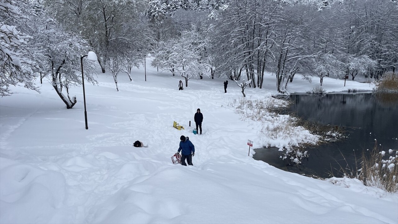 Bolu'da Gölcük Tabiat Parkı'nda kar yağışı etkili oldu. Parka gelen vatandaşlar, karın keyfini...