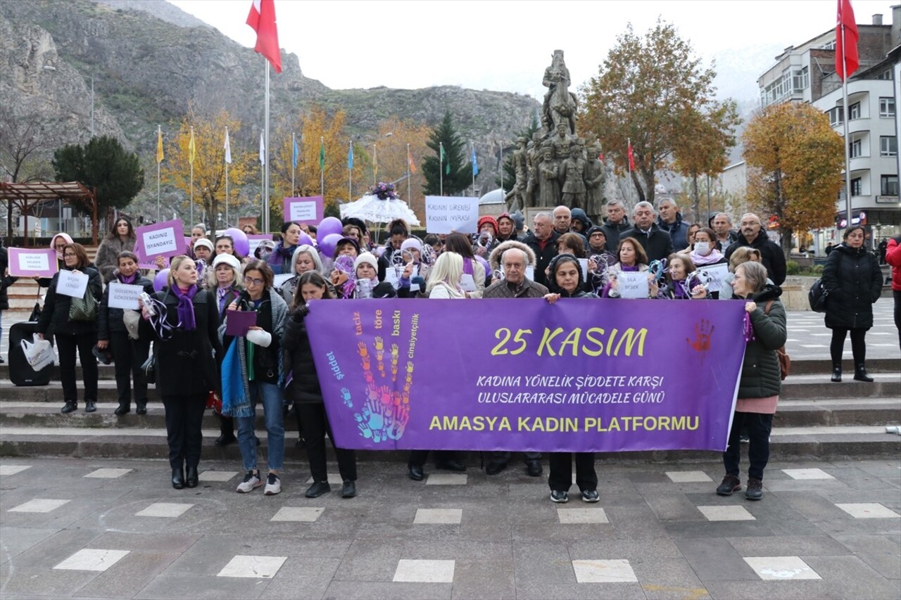 Amasya'da kadına yönelik şiddete karşı farkındalık oluşturmak için, "mor mendil ve ayakkabılı"...