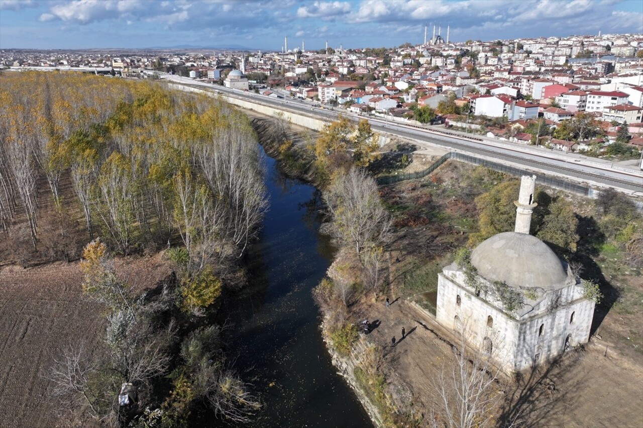 Edirne'de tarihi yalı camilerinden Evliya Kasımpaşa Camisi'nin restorasyonunun kısa sürede...