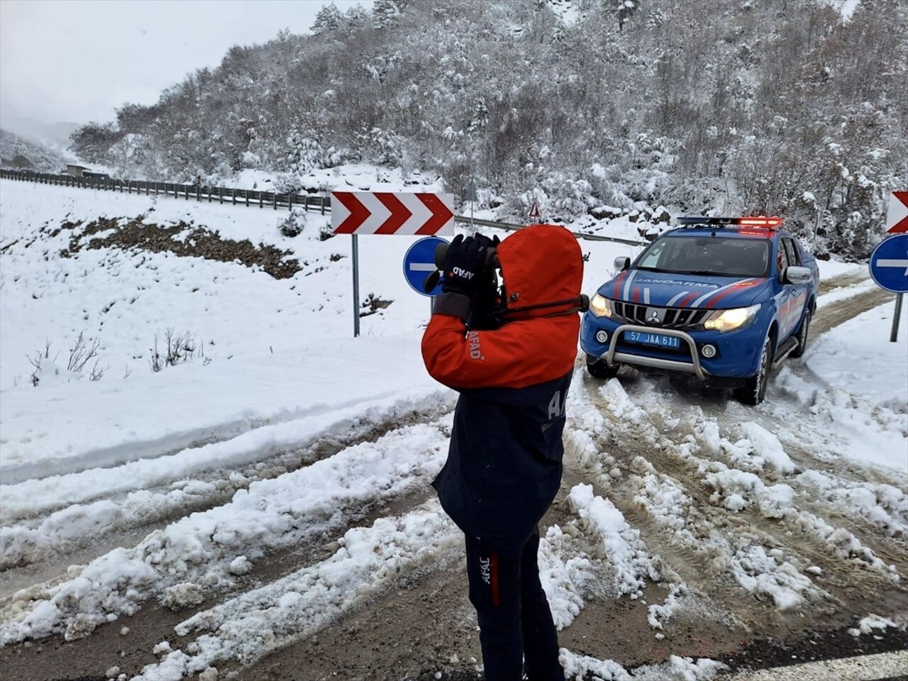 Sinop'ta kar yağışı nedeniyle bulundukları bölgelerde mahsur kalan 8 kişi kurtarıldı. 