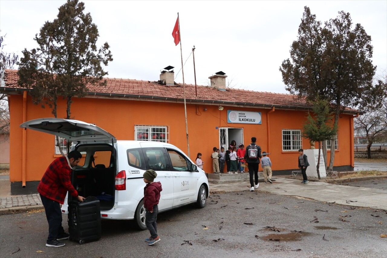 Niğde Belediyesi Şehir Tiyatrosu ekibinde yer alan gönüllü oyuncular, tiyatroya gitme imkanı...