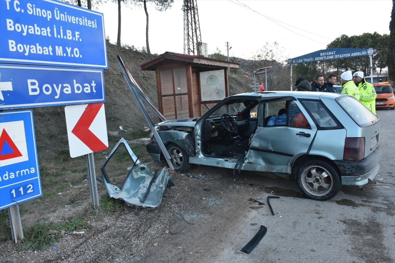 Sinop'un Boyabat ilçesinde iki otomobilin çarpışması sonucu 5 kişi yaralandı. Olay yerine polis...