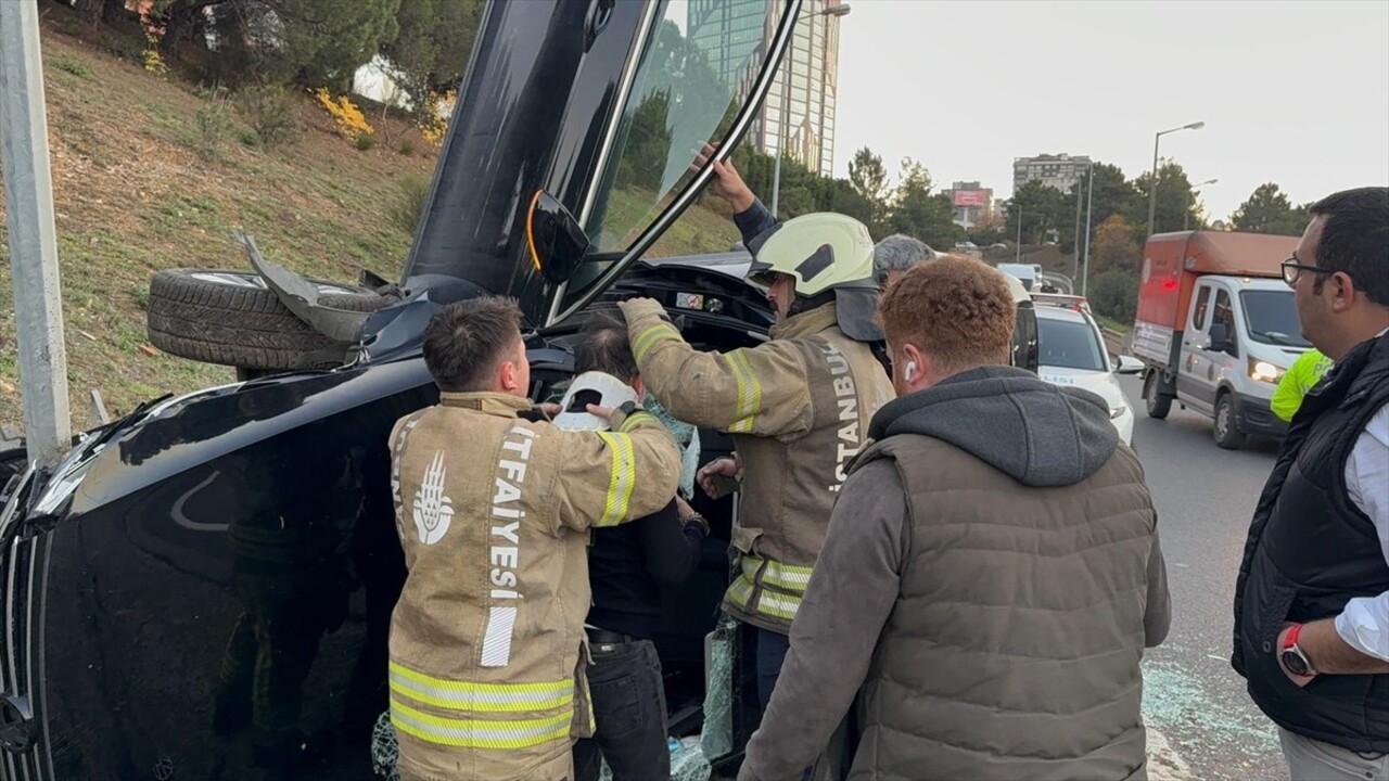 Ümraniye'de takla atan otomobilde sıkışan sürücü, itfaiye ekiplerince kurtarılarak hastaneye...