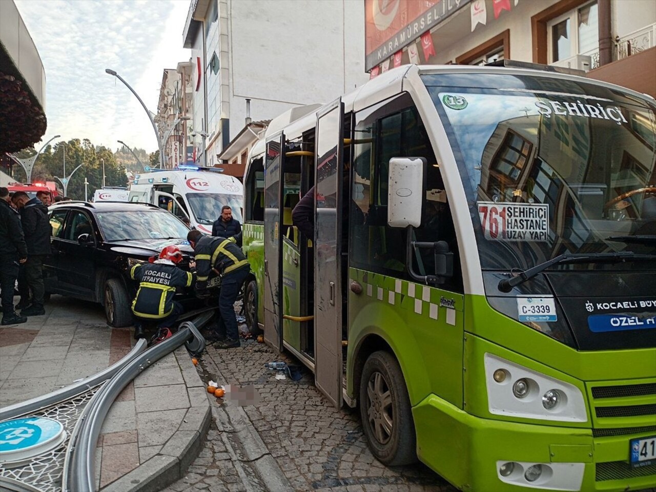 Kocaeli'nin Karamürsel ilçesinde cipin otobüs durağında bekleyenlere çarpması sonucu yaralanan 6...