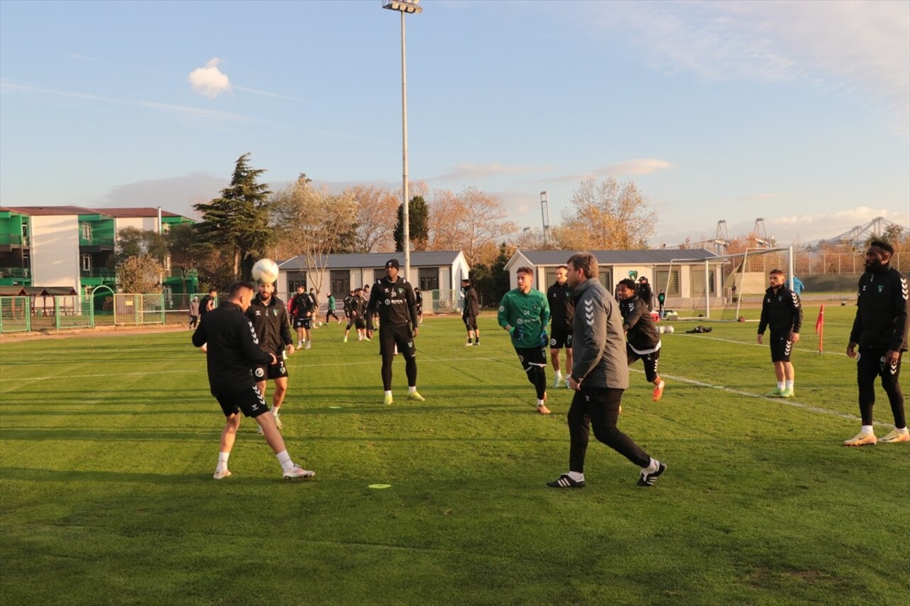 Trendyol 1. Lig ekiplerinden Kocaelispor, ligin 14. haftasında Adanaspor ile sahasında oynayacağı...