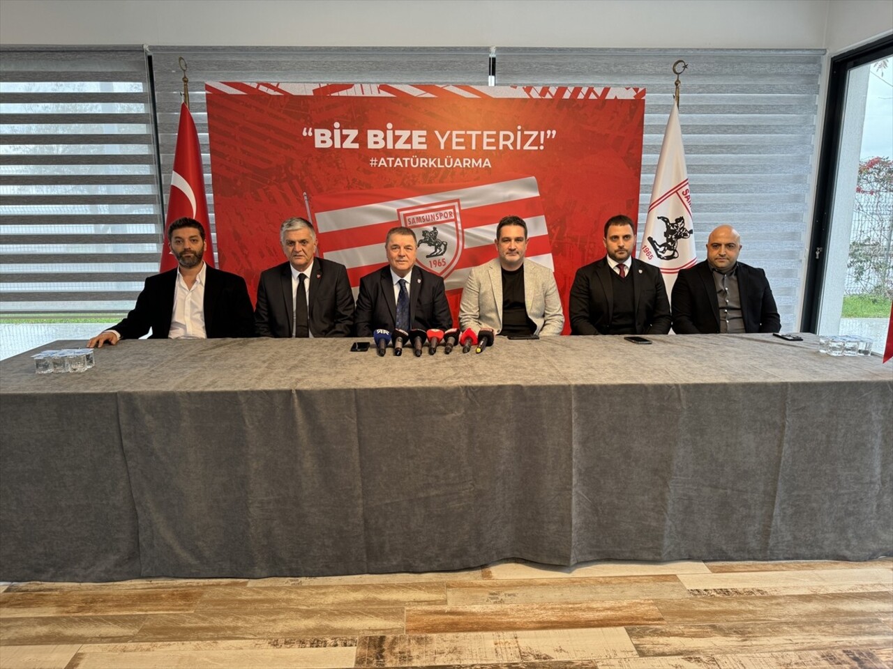 Trendyol Süper Lig ekiplerinden Reeder Samsunspor'un başkan vekili Veysel Bilen (sol 3), Nuri Asan...