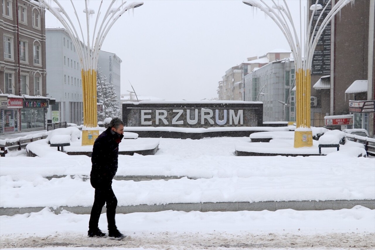 Erzurum'da üç gündür aralıklarla yağan kar, gece saatlerinden itibaren etkili oldu. Yağışla...