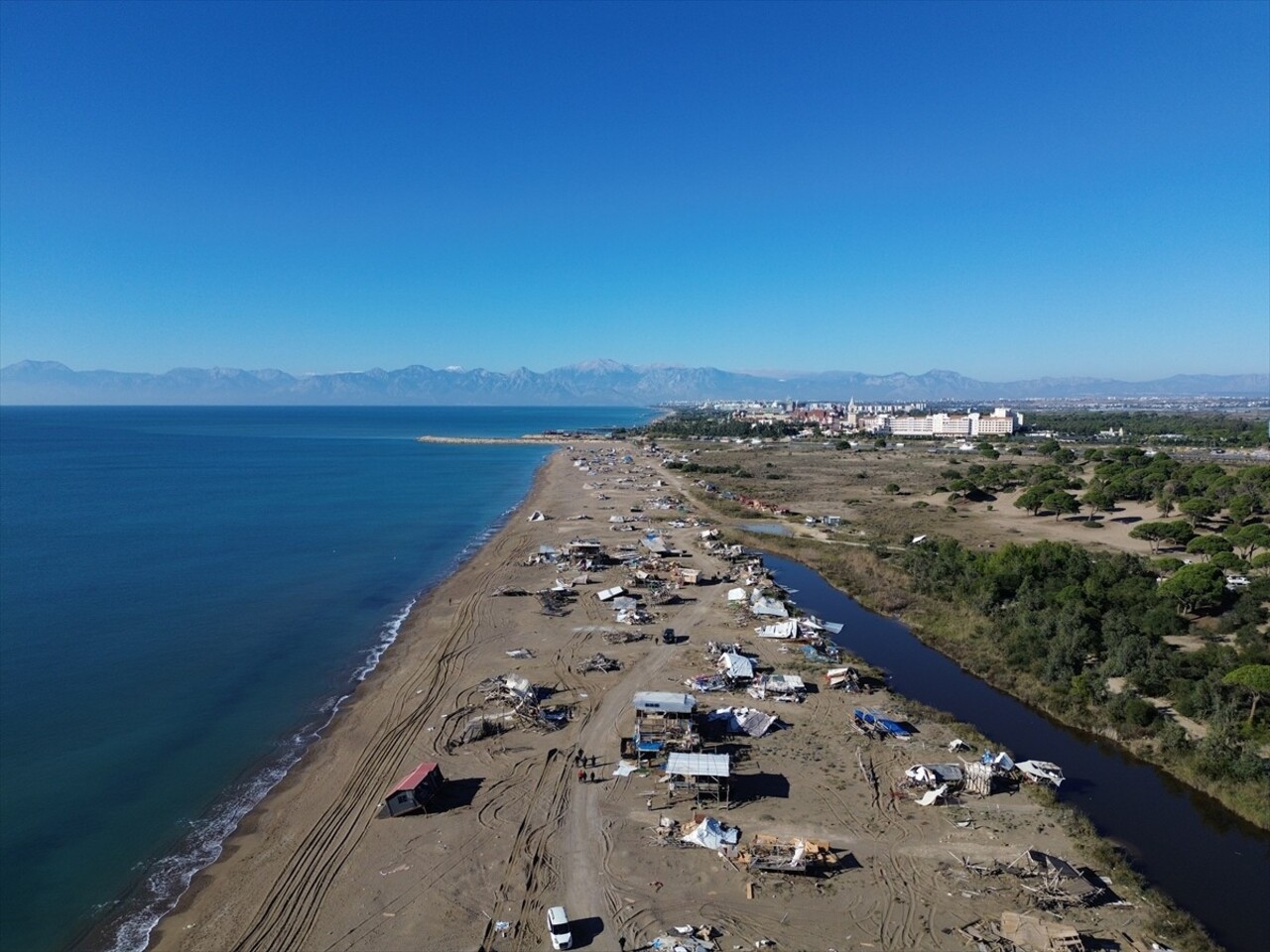 Antalya'nın Aksu ilçesinde 5 yıldızlı otellere yakın bölgedeki kumsalda, yaz aylarında...