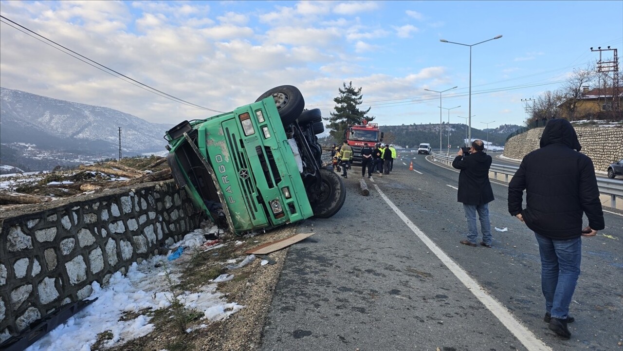 Karabük'ün Safranbolu ilçesinde tomruk yüklü kamyonun devrilmesi sonucu 2 kişi hayatını...