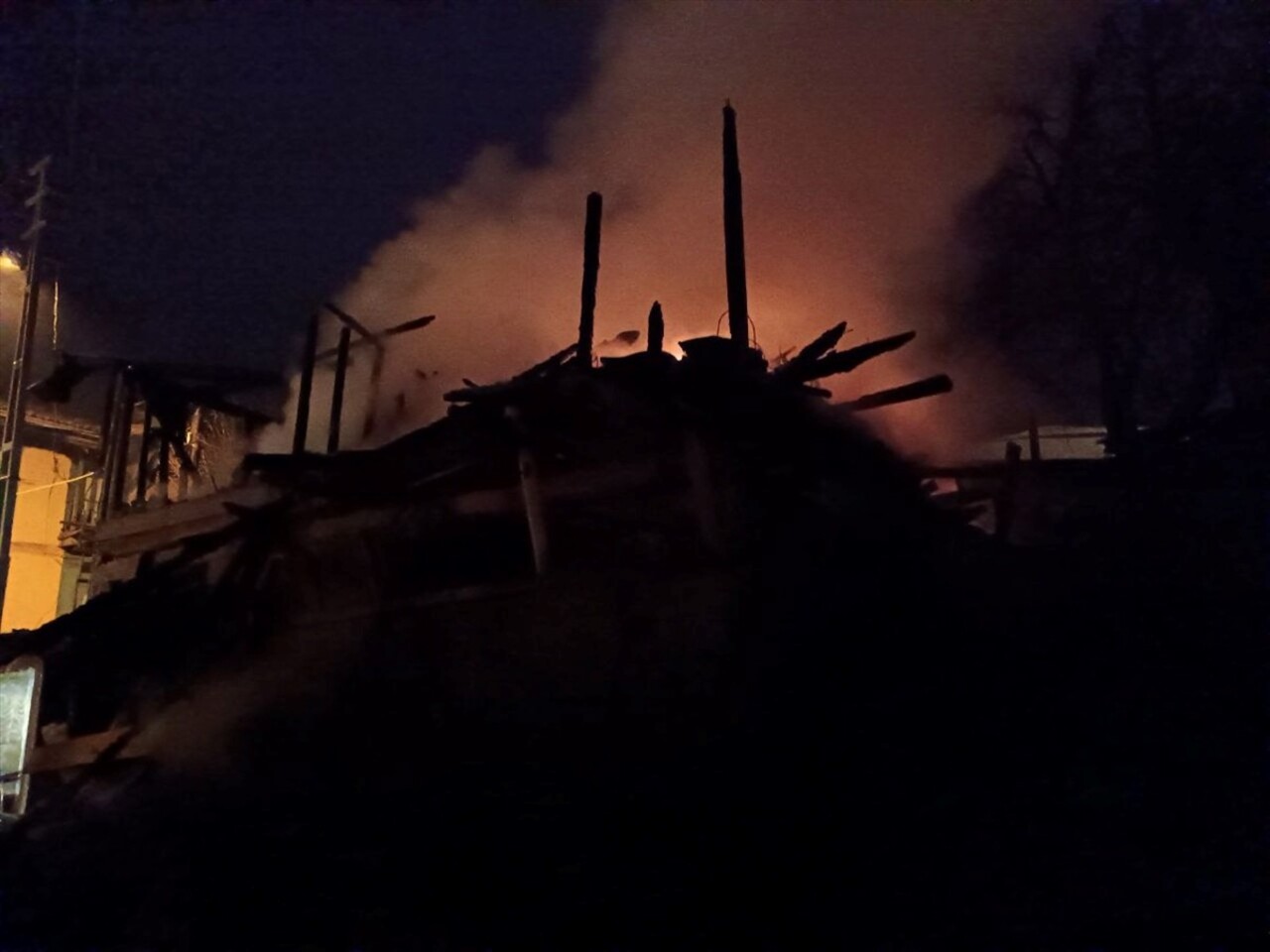 Kastamonu'nun Tosya ilçesinde bir evde çıkan yangında 1 kişi yaralandı, evde olduğu düşünülen baba...