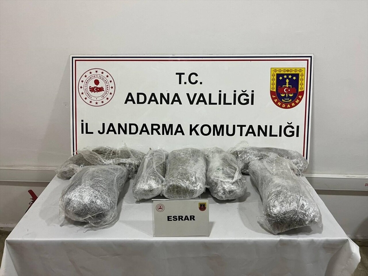 Adana'da otomobilde yapılan aramalarda 6 kilogram uyuşturucu madde ele geçirildi.