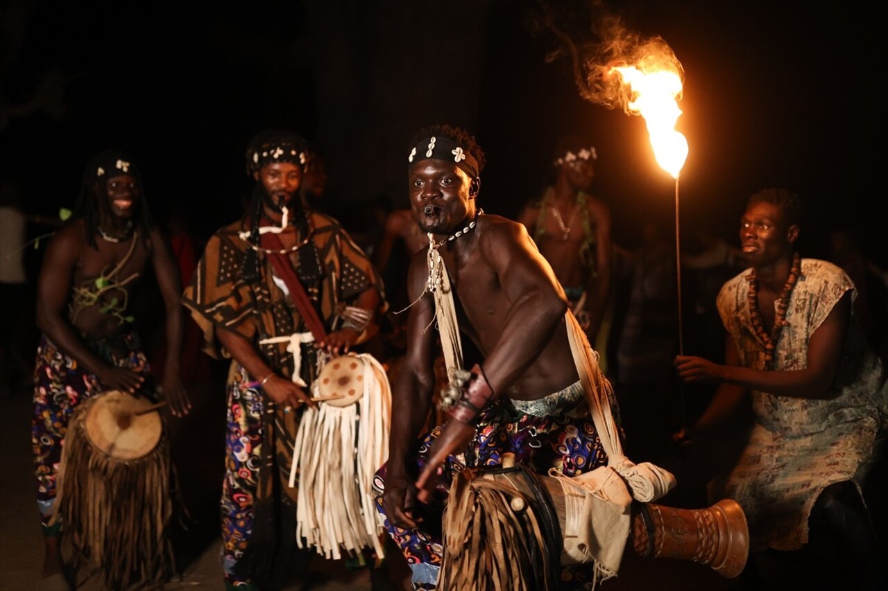 Senegal'de bu yıl 5'incisi düzenlenecek Dakar Karnavalı'nın tanıtım gecesi baobab ağaçları...