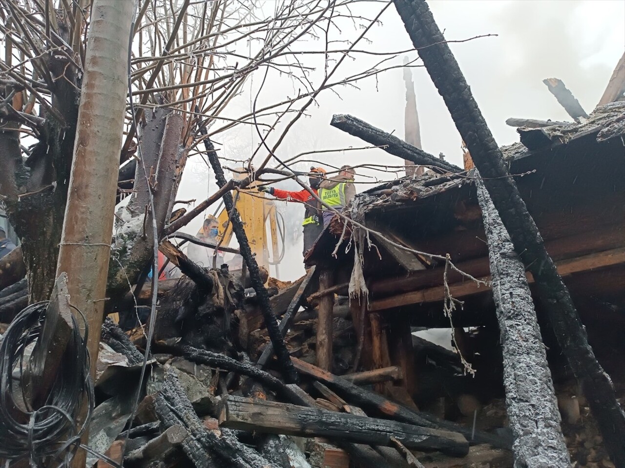 Kastamonu'nun Tosya ilçesinde bir evde çıkan yangında baba ve engelli oğlu öldü, 1 kişi...