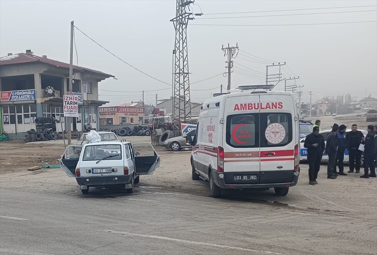 Afyonkarahisar'da iki otomobilin çarpışması sonucu 6 kişi yaralandı. İhbar üzerine kaza yerine...