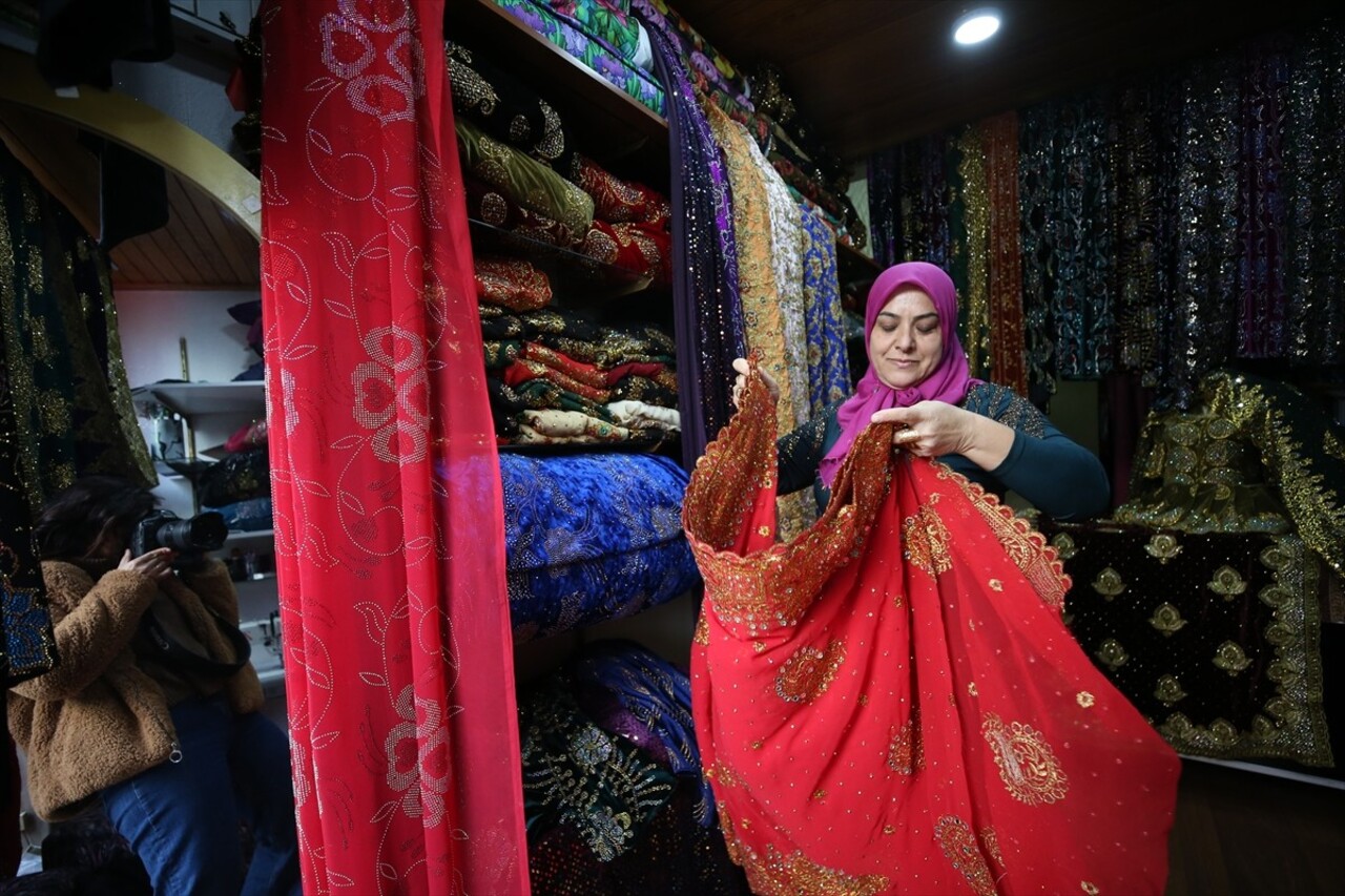 Çanakkale'nin yöresel giysisi şalvar, kentte manifaturacılık yapan anne ile kızı tarafından ilçe...