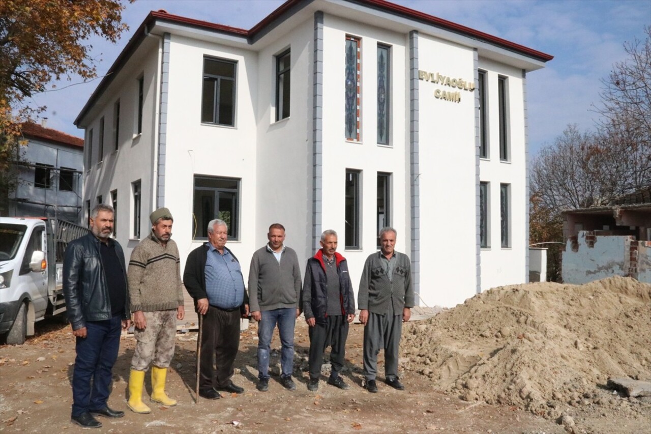 Kahramanmaraş merkezli depremlerde yıkılan Malatya'daki Evliyaoğlu Camisi, hayırseverlerin malzeme...