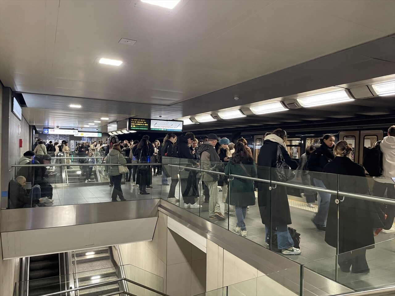 Belçika'nın başkenti Brüksel'de federal polis, metro tünelinde ceset bulunması üzerine, seferleri...