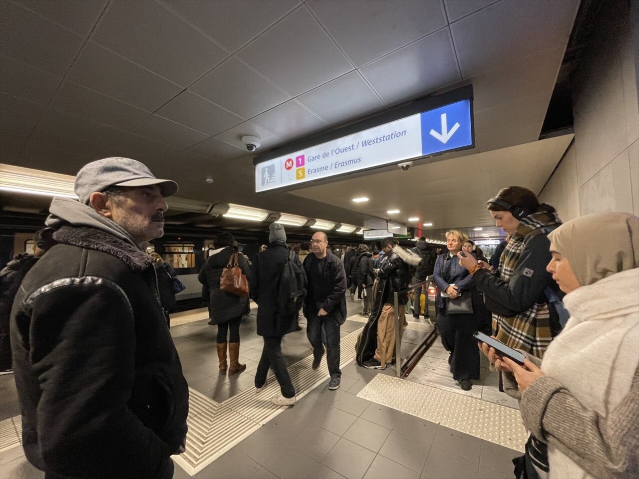 Belçika'nın başkenti Brüksel'de federal polis, metro tünelinde ceset bulunması üzerine, seferleri...