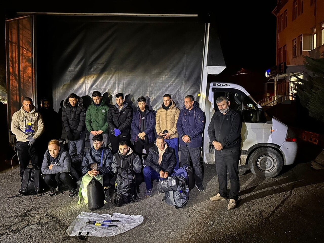 Tekirdağ'da yasa dışı yollarla yurda girdiği tespit edilen 28 düzensiz göçmen yakalandı....