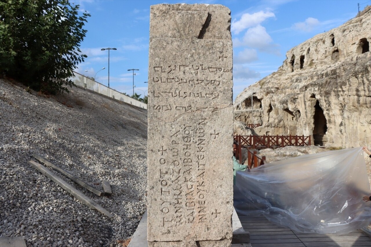 Şanlıurfa'da 2 bin yıllık kaya mezarlarının bulunduğu Kızılkoyun Nekropolü bölgesinde kazı ve...