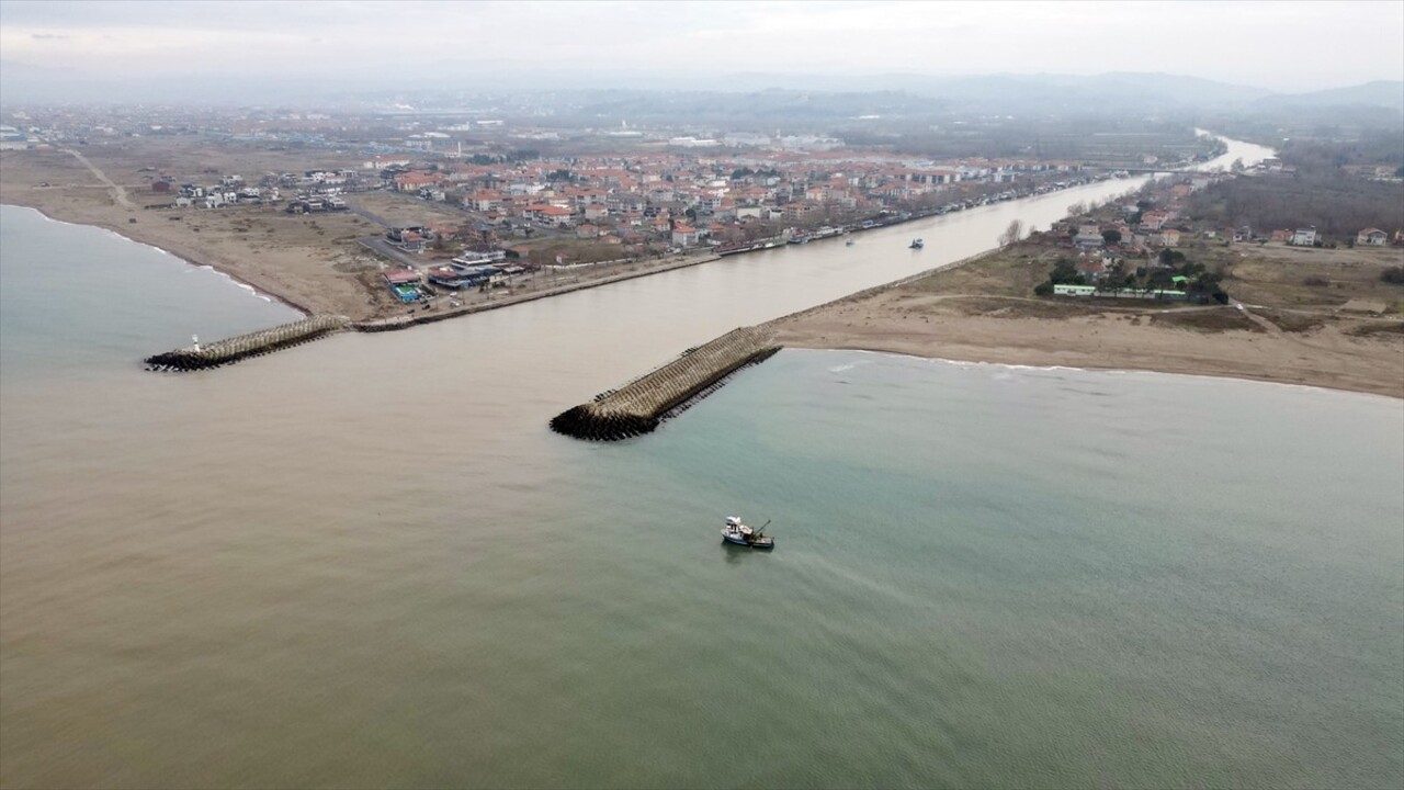 Sakarya'nın Karasu ilçesi kıyısında yaşanan sığlaşma sebebiyle hamsi avcılığı yapan tekneler...