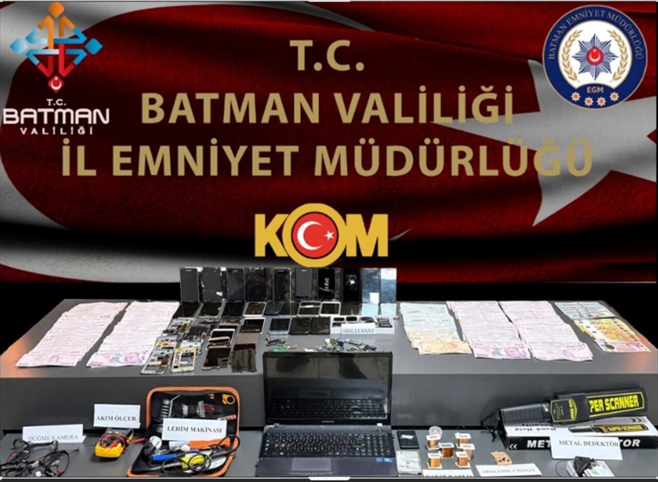 Batman'da kurduğu düzenekle Motorlu Taşıtlar Sürücü Adayı Sınavı'na girenlere para karşılığı kopya...