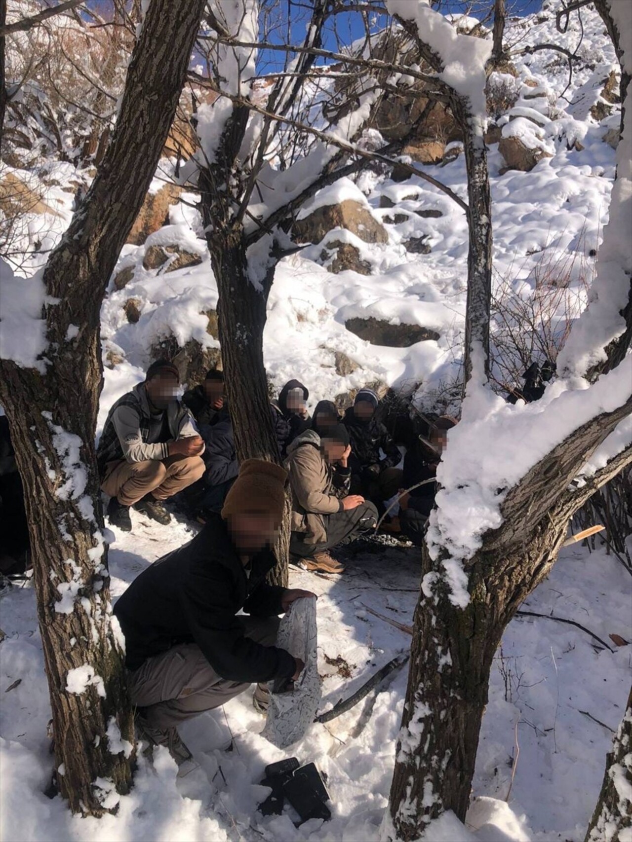 Erzurum'da yasa dışı yollarla yurda girdiği belirlenen 12 düzensiz göçmen, jandarma ekipleri...