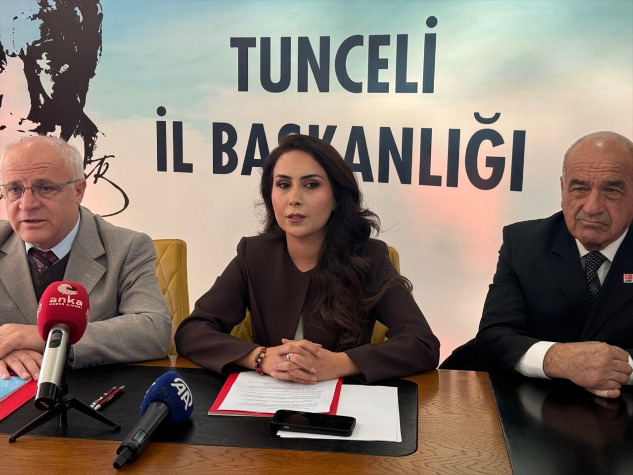 CHP Genel Başkan Yardımcısı Pınar Uzun Okakın (ortada), partisinin Tunceli il başkanlığında basın...