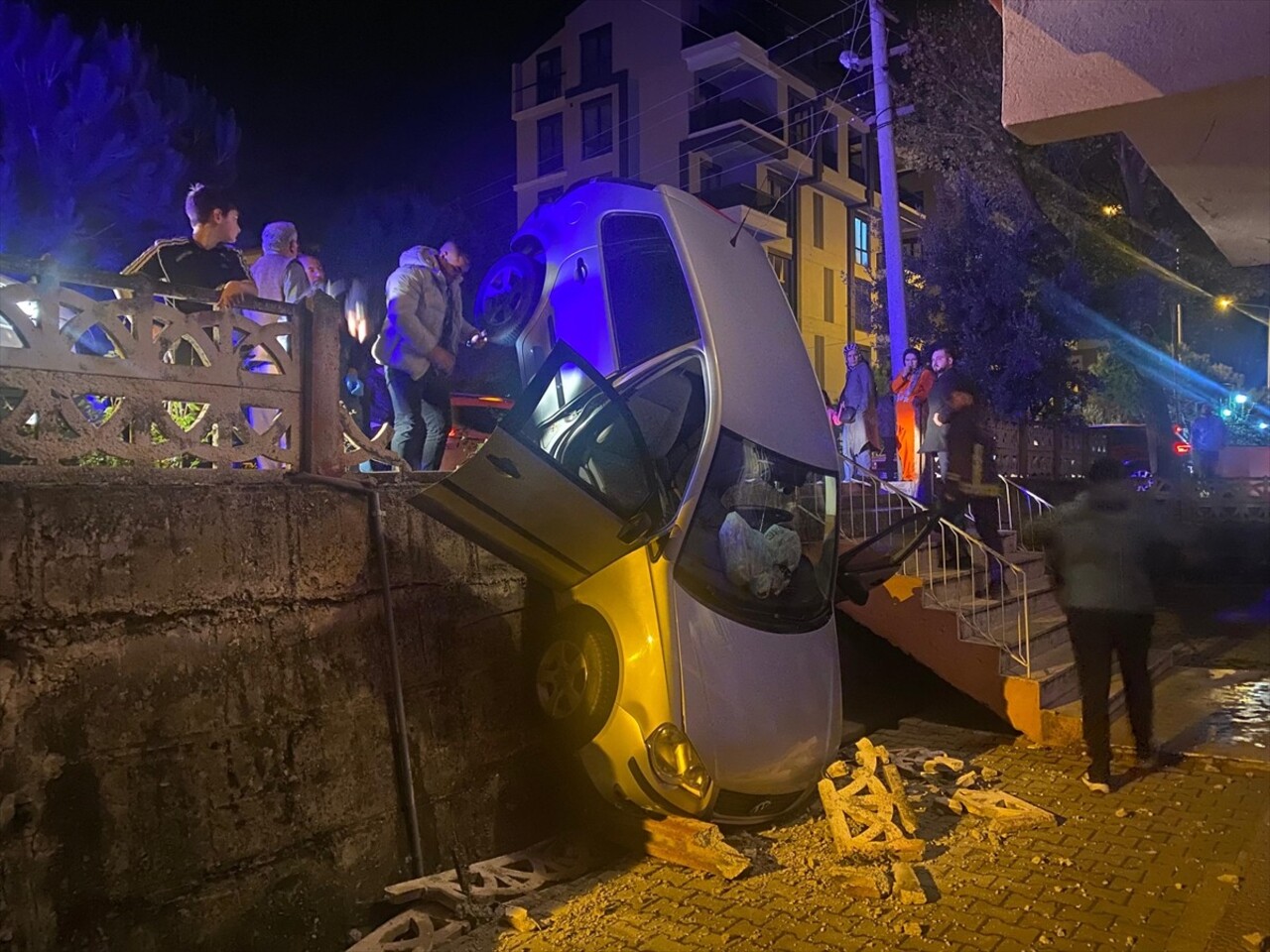 Antalya'nın Gazipaşa ilçesinde bir apartmanın bahçesine devrilen otomobilin sürücüsü...