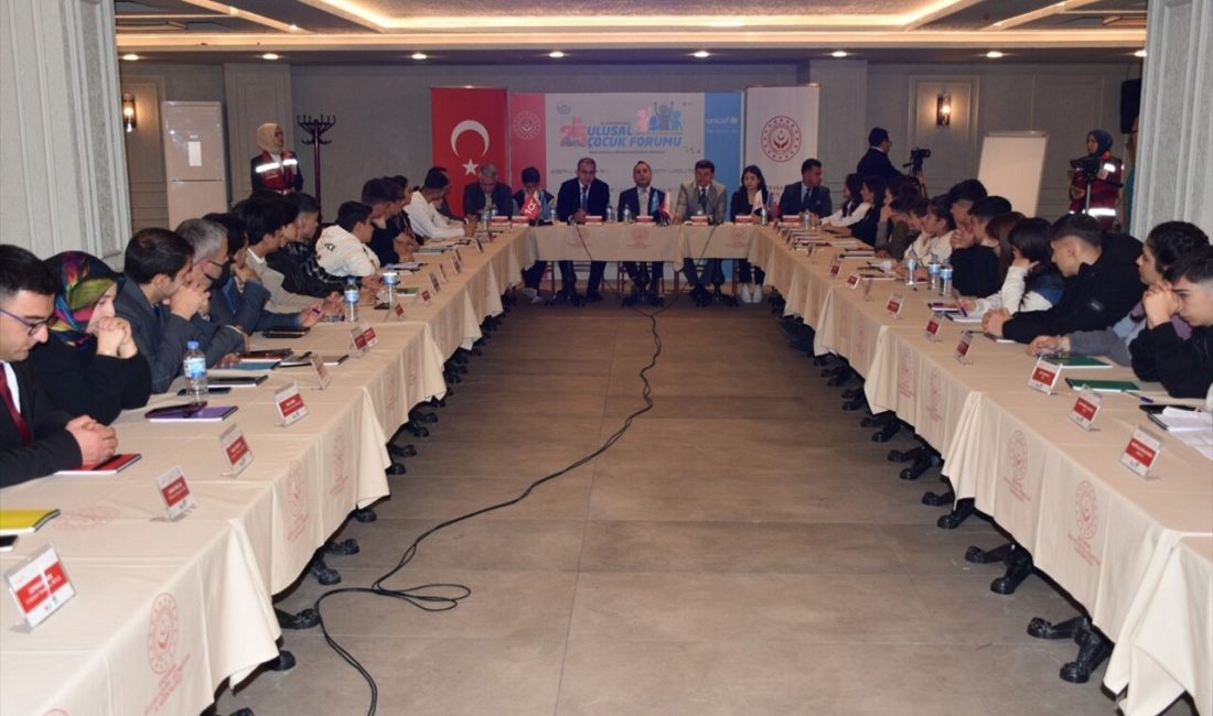 Erzurum'da düzenlenen forumda çocuk